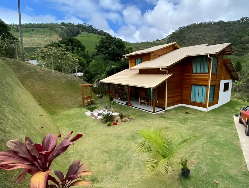 Casa duplex de madeira: presença visual e ambientes bem separados