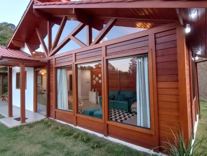 Como a manutenção preserva a beleza da casa de madeira